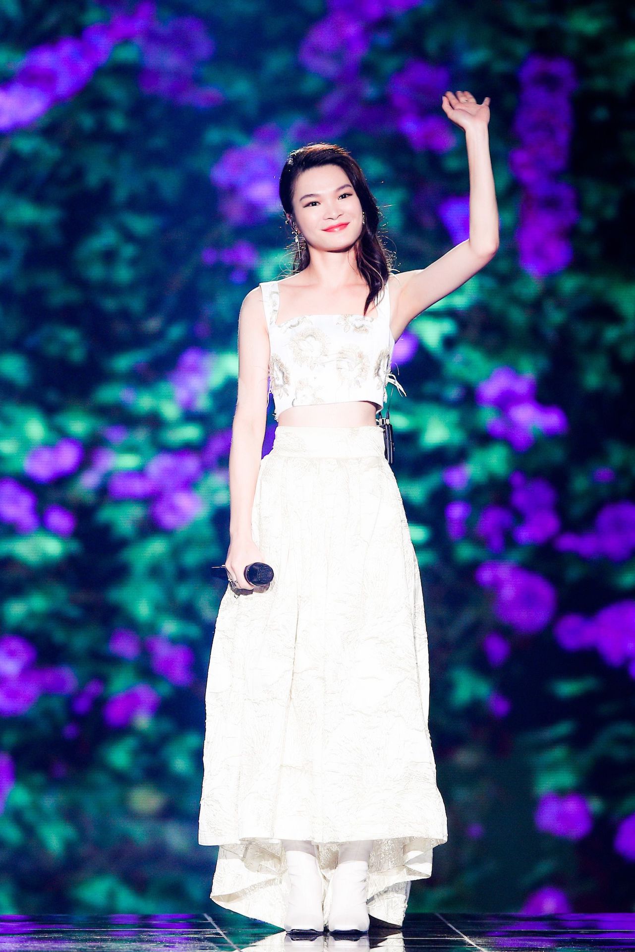 苏运莹受邀再度演唱野子清凉成熟显气质