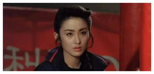 《赌侠2上海滩赌圣》里的端庄,温婉的老师何敏,《逃学威龙》里温柔