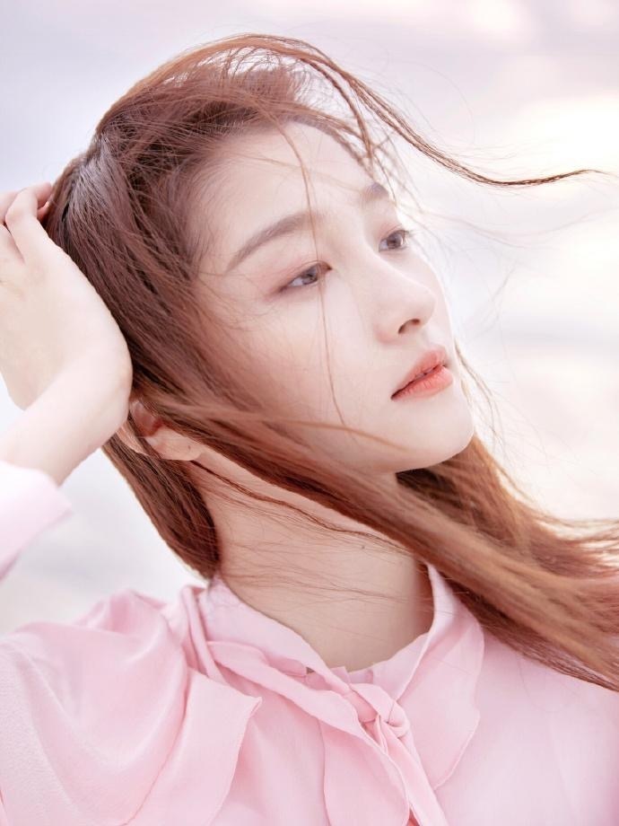 吹着海风凌乱的头发与你放空的眼神关晓彤