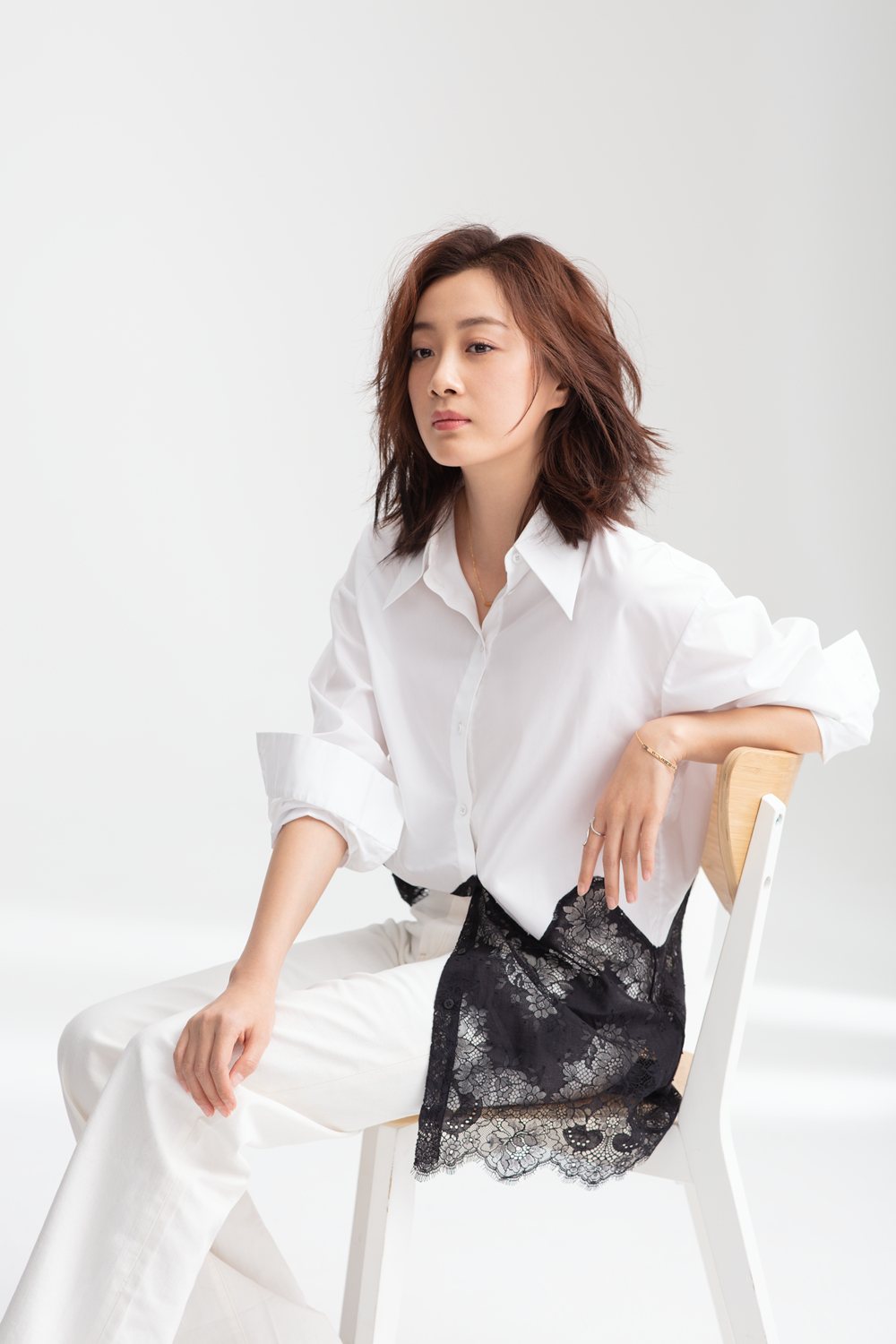 徐梵溪最新写真 穿搭简约甜美优雅