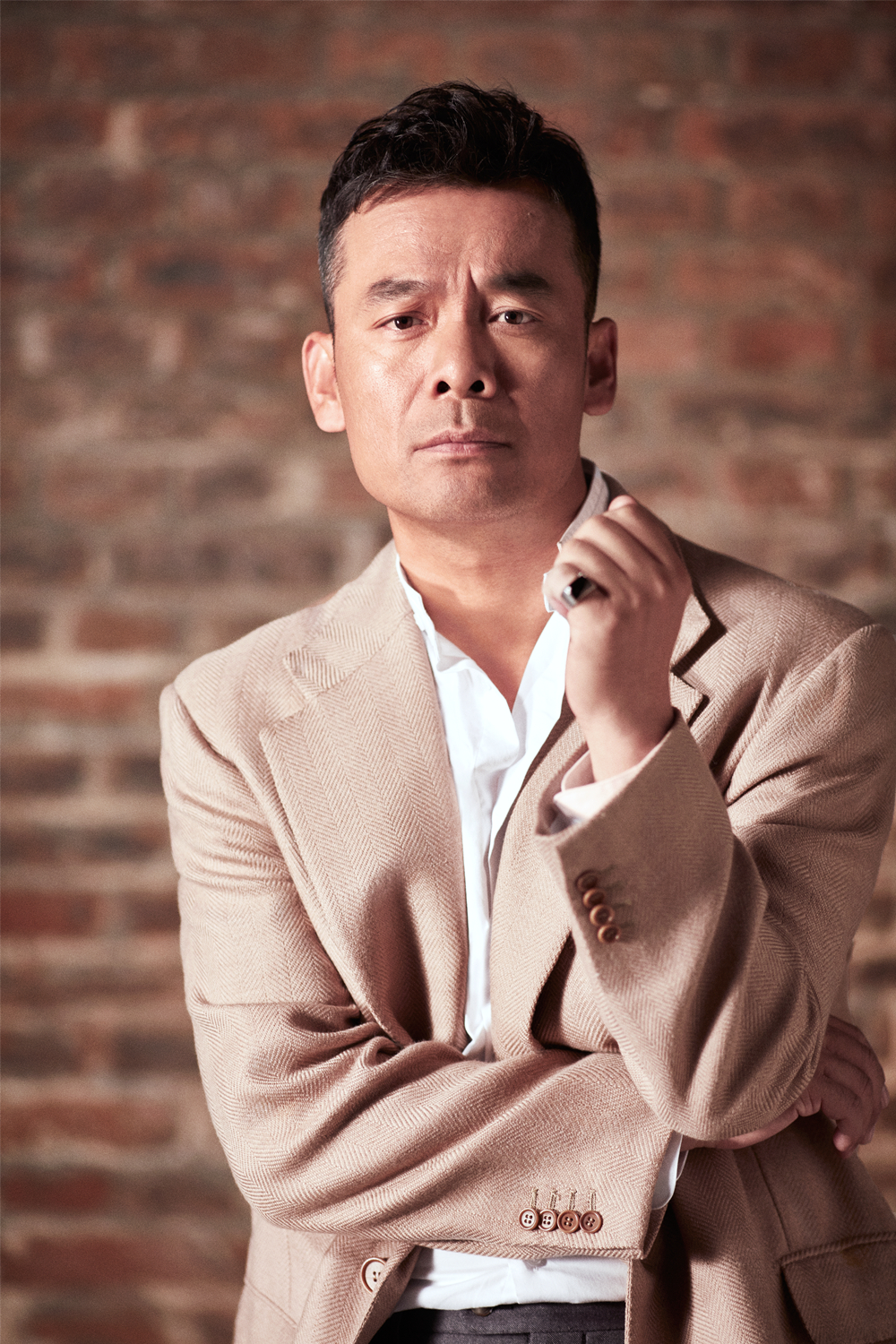 宋佳伦秋日写真风衣造型绅士沉稳