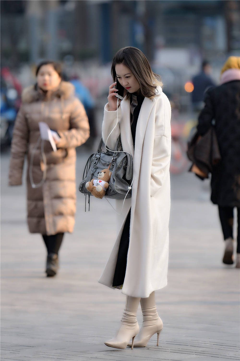 灰色丝绒尖头细跟短靴,搭配灰色大衣,简约的冬季穿搭|简约|细跟|灰色