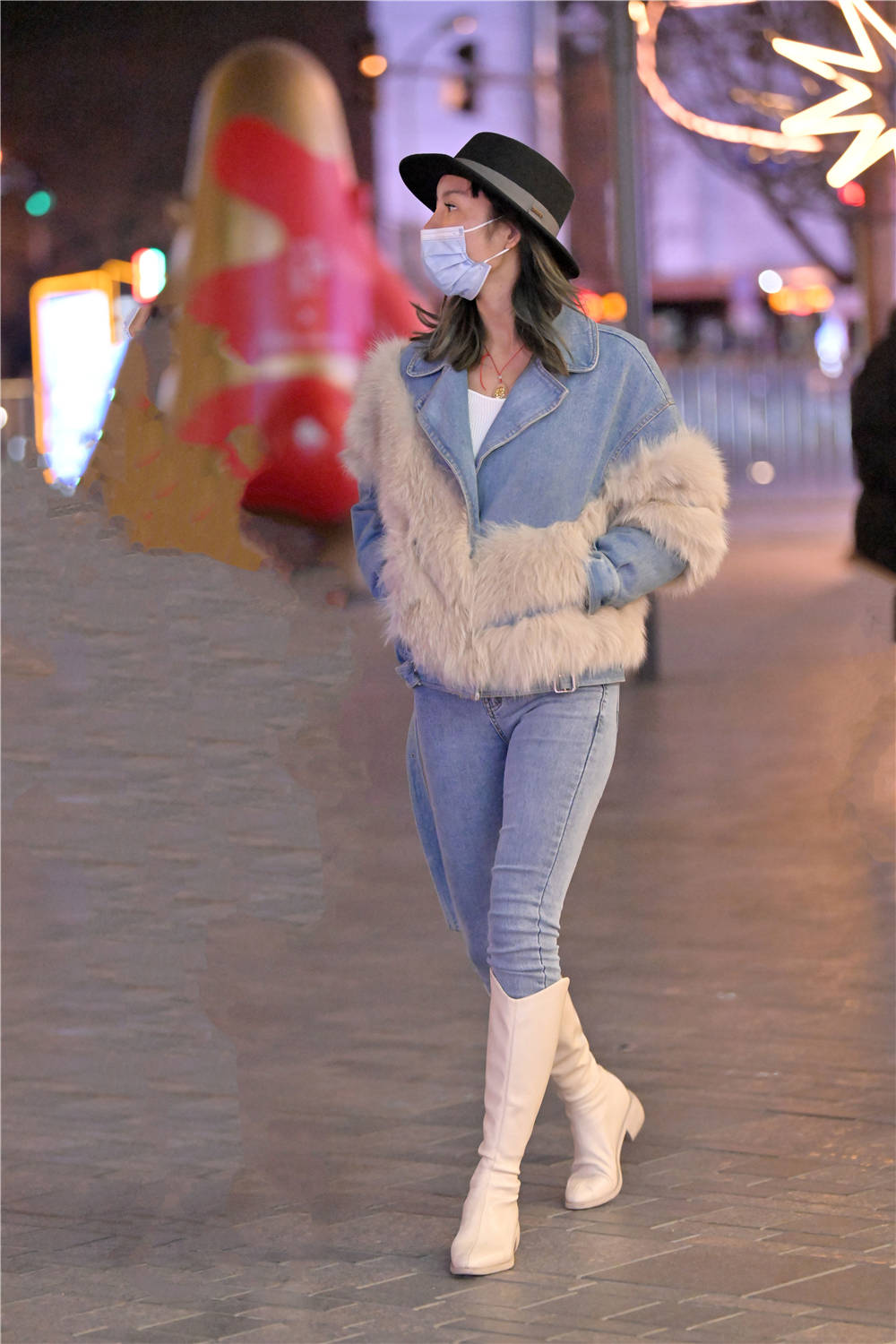 冬季里选择修身牛仔裤搭配长靴经典时尚的穿搭不过时