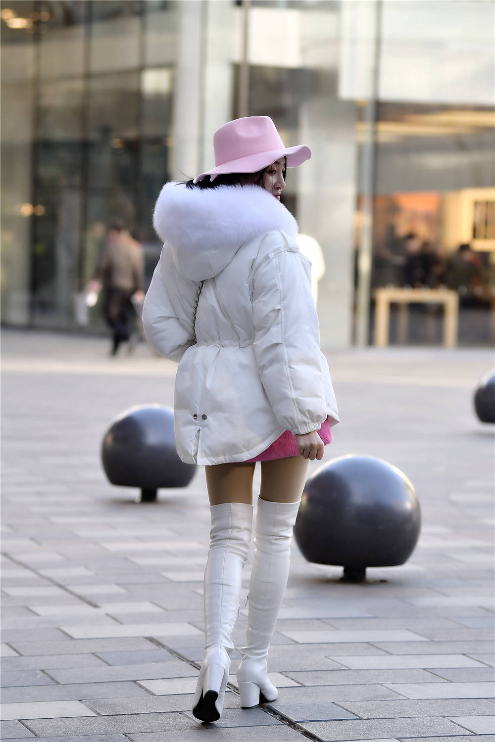 白色过膝长靴,粗跟尖头设计,搭配白色短款羽绒服|白色|长靴|粗跟_新浪