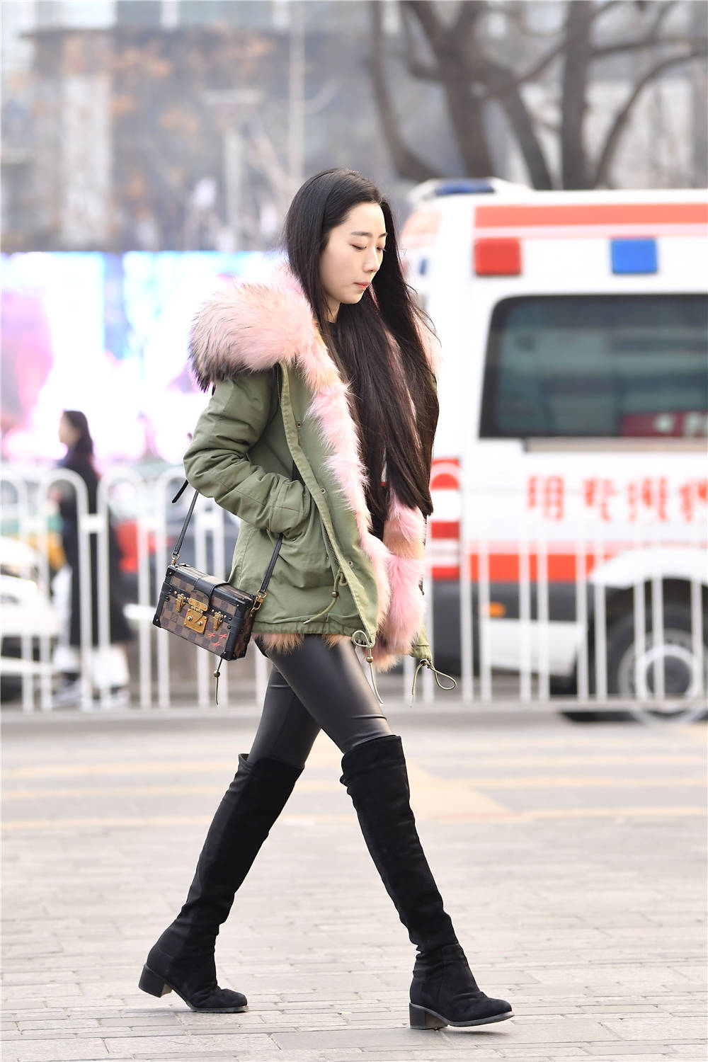 黑色皮裤搭配过膝长靴要是高跟款式会更好衬托身材高挑