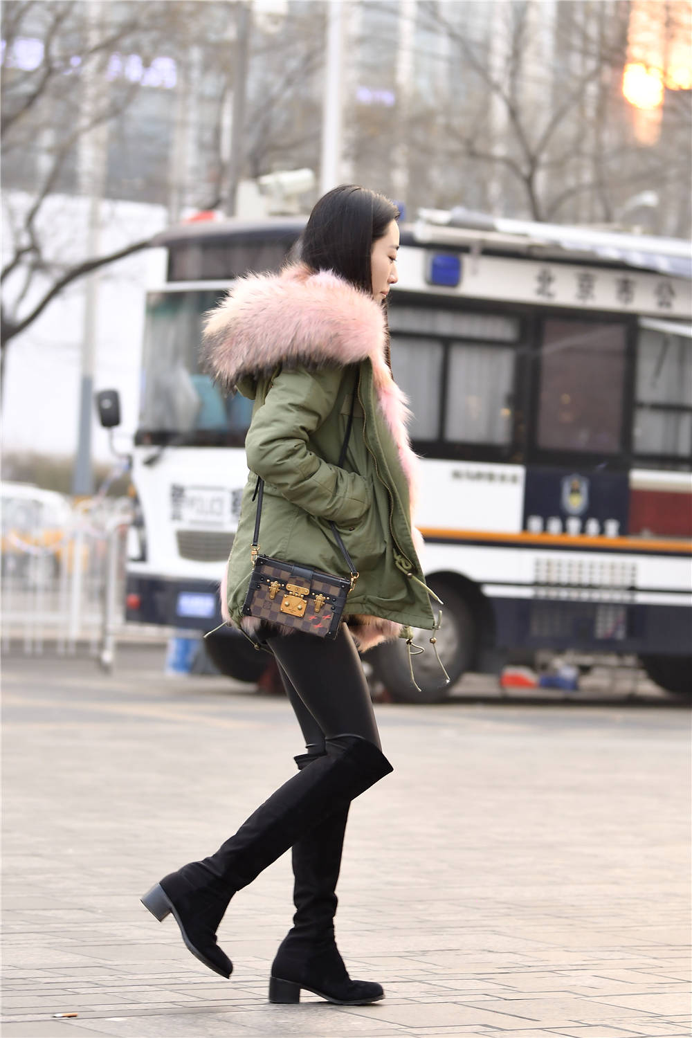 黑色皮裤搭配过膝长靴要是高跟款式会更好衬托身材高挑