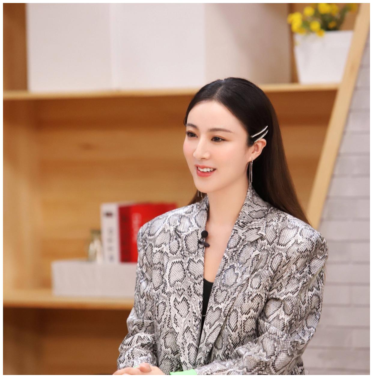 薇娅节目杂志上不停精致妆容突显过人美貌与直播间模样大不同