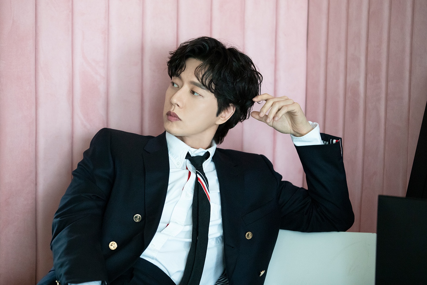 朴海镇最新花絮照公开清爽造型诠释行走的画报