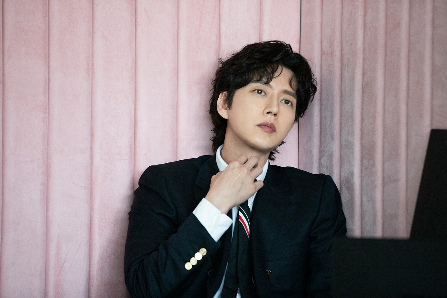 朴海镇最新花絮照公开清爽造型诠释行走的画报