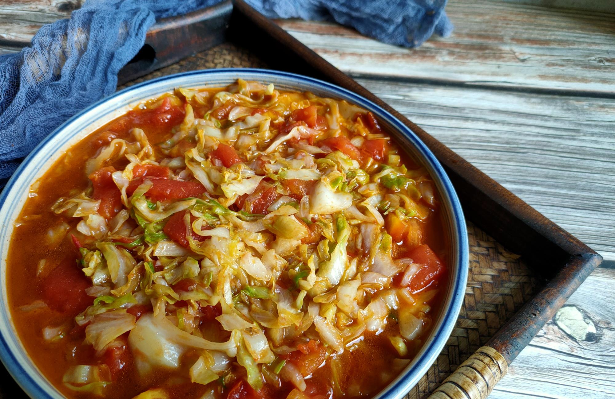 西红柿炒包菜丝的家常做法简单一炒好吃下饭营养又解馋