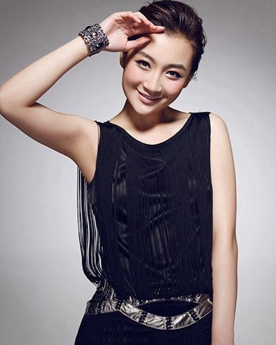 1 / 8 曲双双,实力演员常铖妻子,外形甜美可人,优雅婉约!