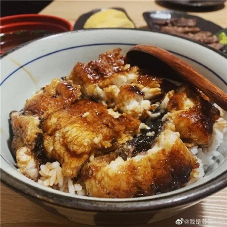 吃在大连-鳗鱼盖饭定食,鳗鱼满满,一口下去很上头~