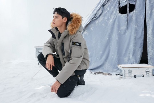 韩国艺人郑赫拍代言品牌最新宣传照