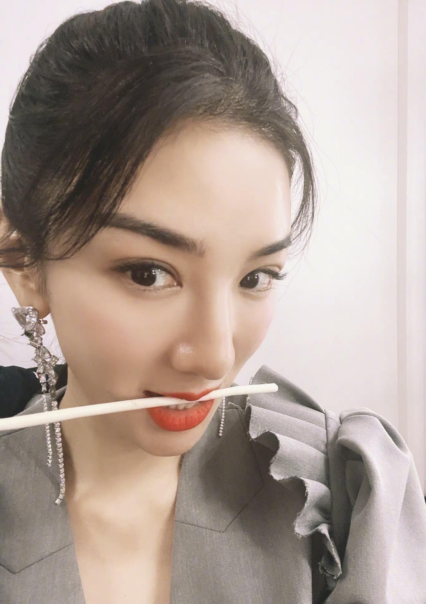 想学表情管理吗?一根筷子就够了,黄奕咬筷子练习表情显知性美