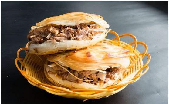 三门峡的灵宝羊肉汤,是河南的一种非常特色的美食,不但色香味全,对人