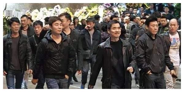 他精通泰拳,新义安3个堂主是他徒弟,曾打败过陈惠敏却为人低调