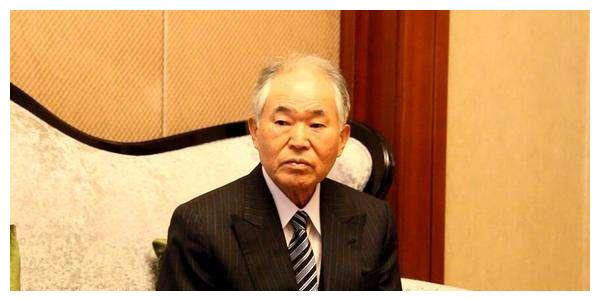 没有参加擂台赛的大竹英雄对小林光一,加藤正夫和藤泽秀行三人说:小