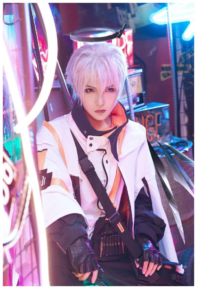 明日方舟送葬人炎客cos高冷小帅哥撩愈的笑容太迷人