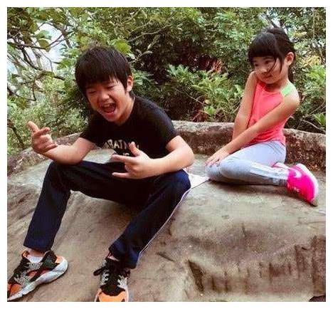 星二代曹三丰晒近照,12岁的五官与发型阳光帅气,意外撞脸丁真