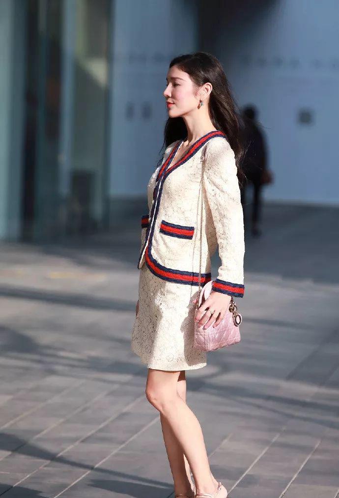 街拍时尚女性穿上高跟鞋显得高挑又自信