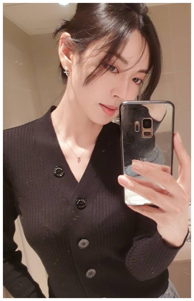 5日下午,金素妍在自己的instagram上上传了几张微笑表情和照片.