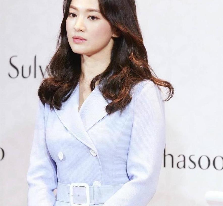 宋慧乔接回长发后又换新造型浅蓝西装气质清新竟比白裙还减龄