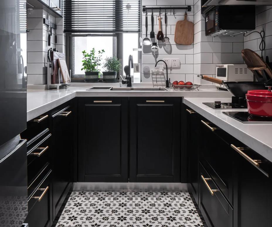 厨房设置在一楼哦,u型橱柜布置,台面操作空间更宽敞!