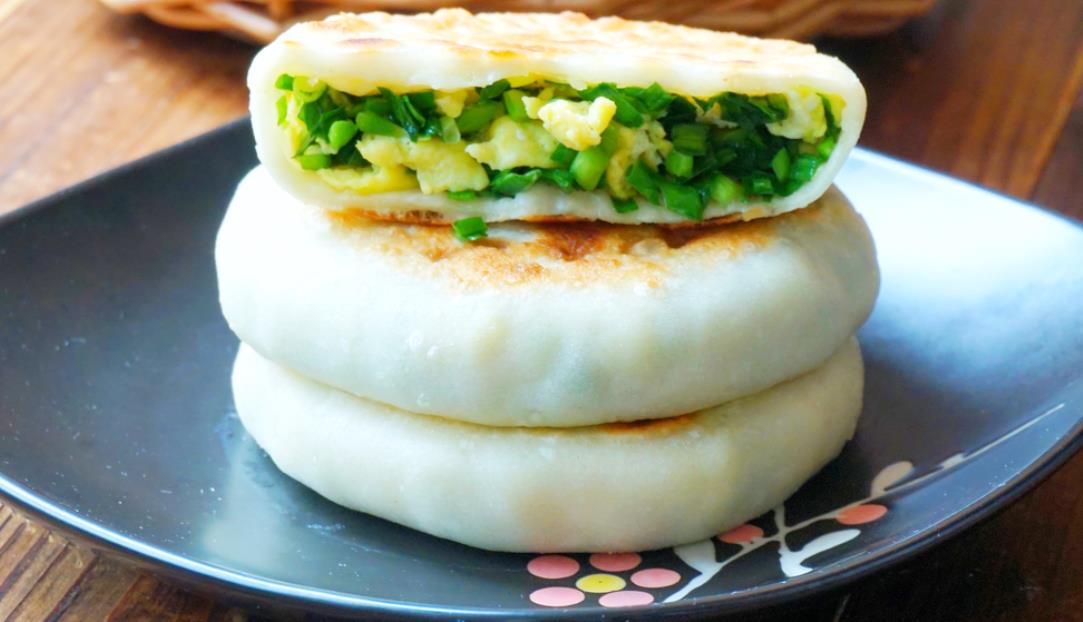 韭菜素馅饼这样做,皮薄馅多酥掉渣,一口气吃8个,特香