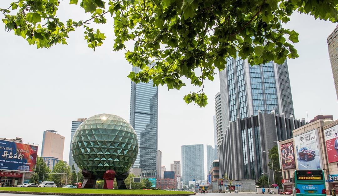 1 / 6 大连被称为"广场之都",是中国广场最多的城市,除了星海广场