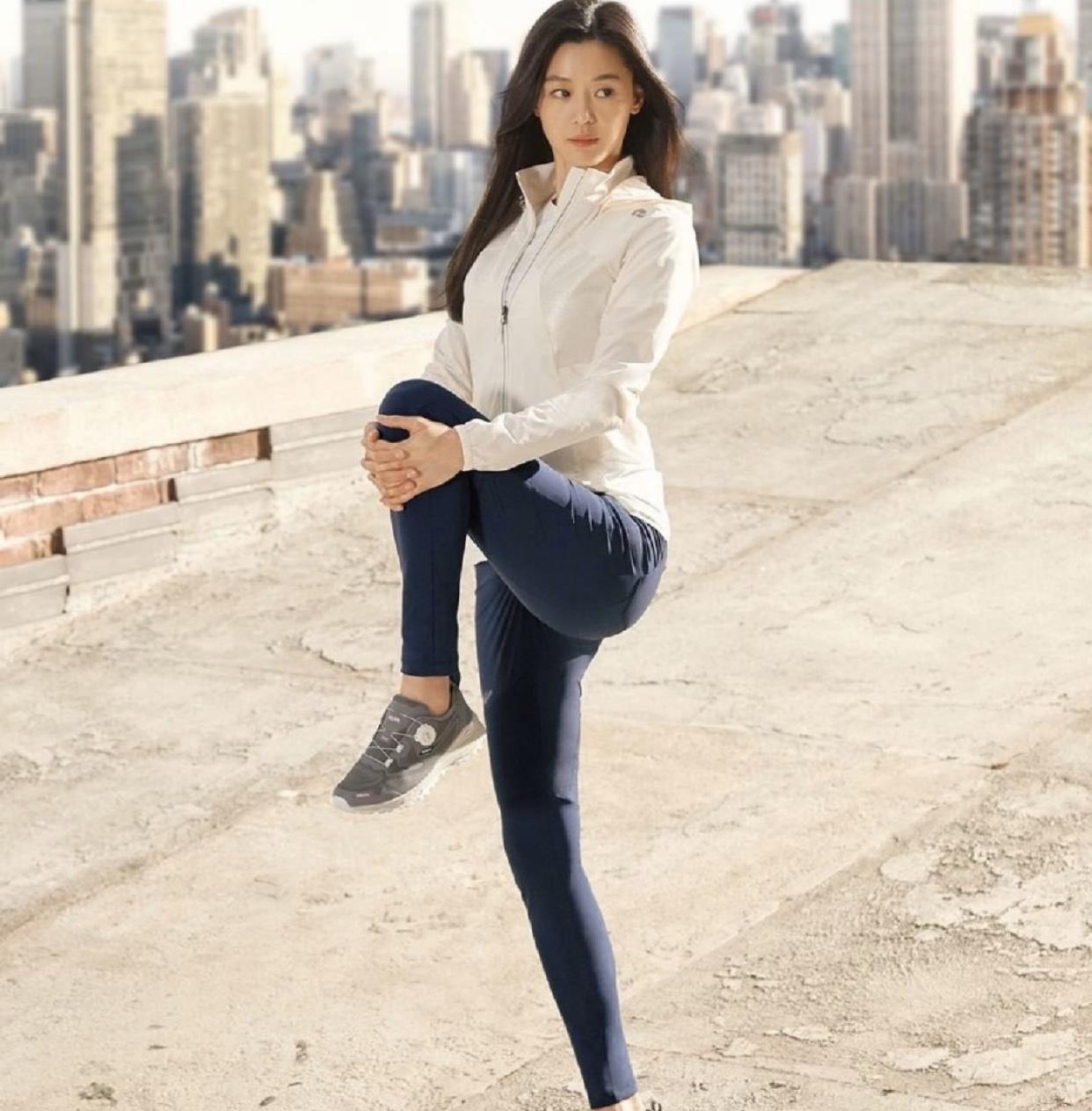 "总裁娇妻"全智贤晒照,土味服装却被她穿出时髦感,全靠脸支撑