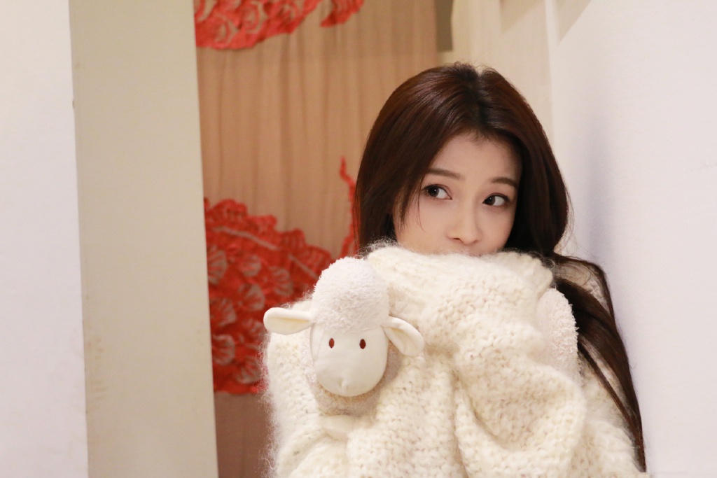 孙怡身着白色针织衣甜美可爱,软糯温暖的造型太可人了