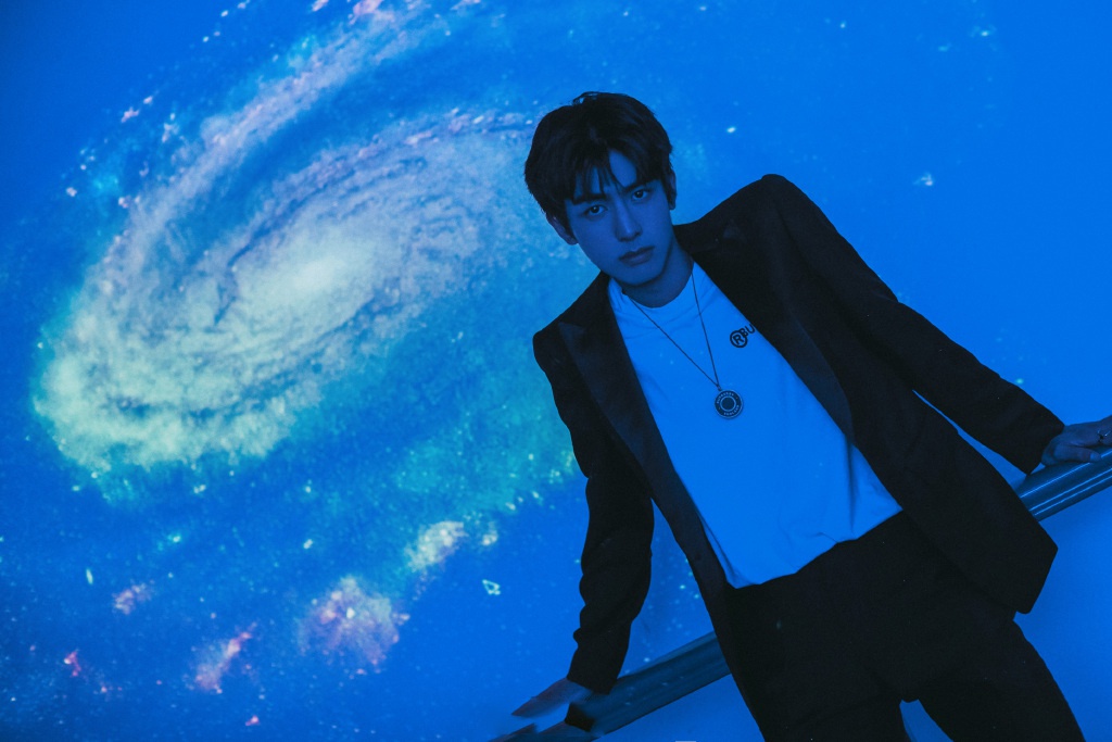 宋威龙今晚跨年夜造型,穿着点点星星的西装,海边奔跑的大男孩