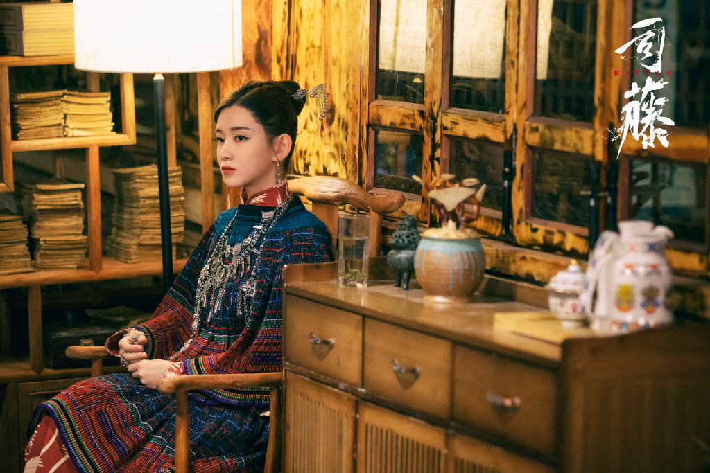 由李沐宸饰演的悬师沈银灯一出场便因其异域风情的服饰和谜一样的身世