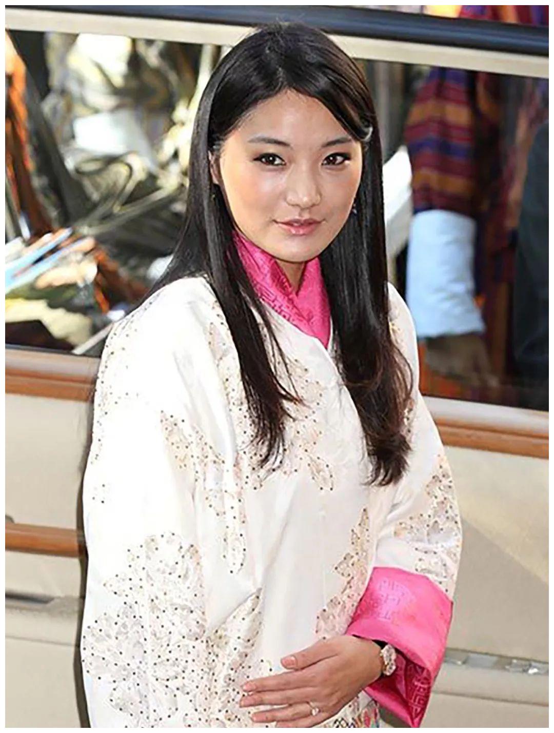29岁不丹王后不抗冻,在民族长裙外套羽绒服,丢了雪域美人的光环