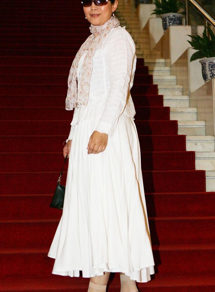 吕丽萍美得真气质穿金色唐装配大红纱裙美得自信又华贵