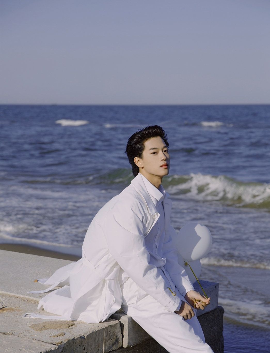 组图:90后清新阳光型男孩,一身白衣海边漫步,帅气而不失气质!