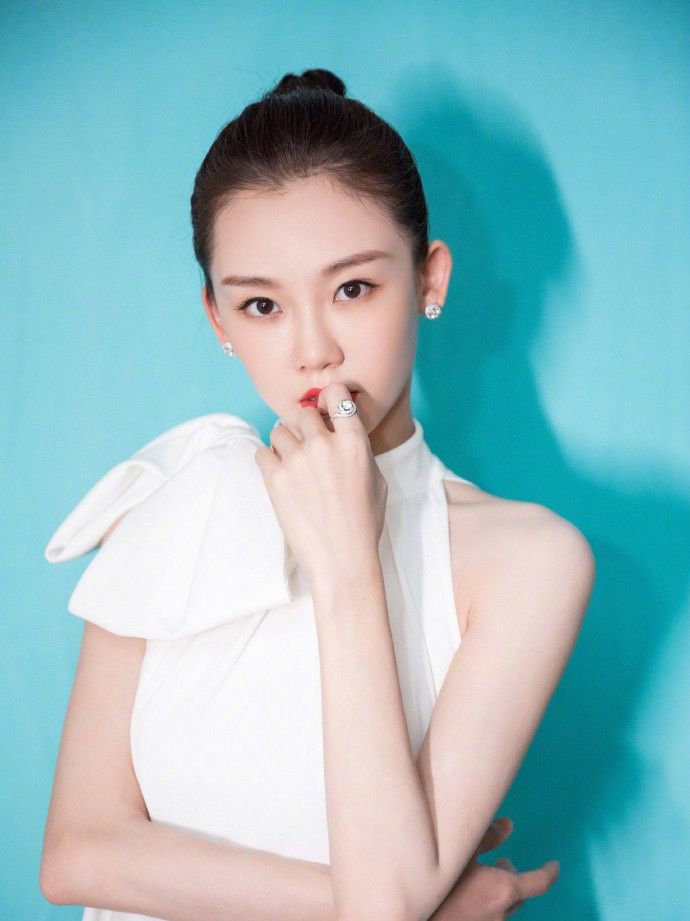 何小萍:清新大方,气质典雅,笑容甜美可人,真是漂亮极了!