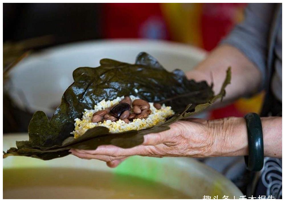 桲椤叶不止可以用来包粽子,还可以做桲椤叶饼,这是当地的一种小吃,用