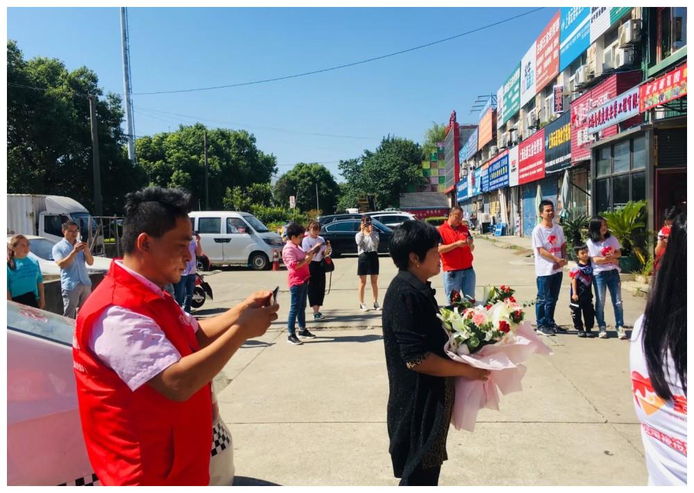 她与妈妈外出途中走散被人拐走，四十年回家才发现原来记错了地名