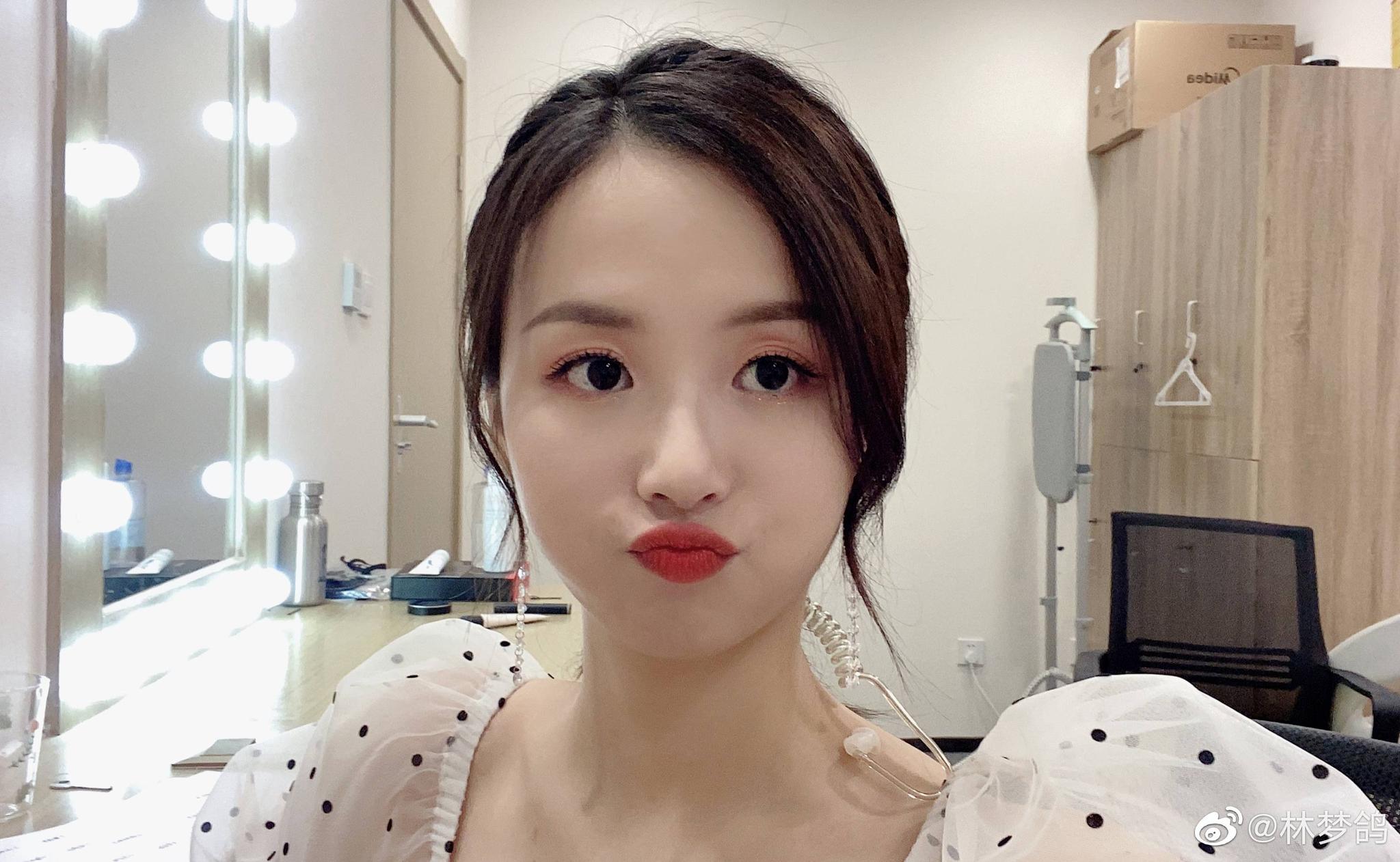 足球女主播林梦鸽晒出自己的自拍照,一位温文尔雅的女孩子_高清图集