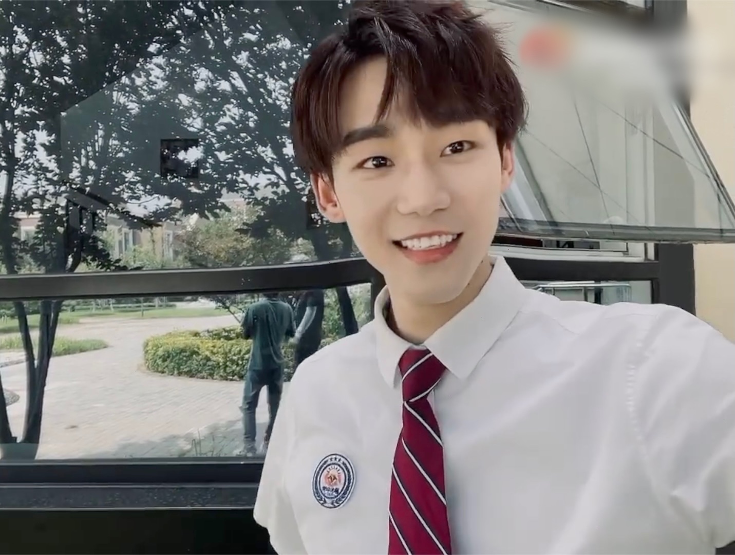 解锁新身份谢兴阳发视频庆歌手认证成功逗趣表示重新认识一下