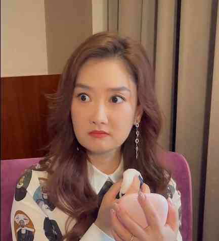 凤凰传奇的玲花脸松垮连滤镜都掩饰不了肚腩突出像老妇人身材