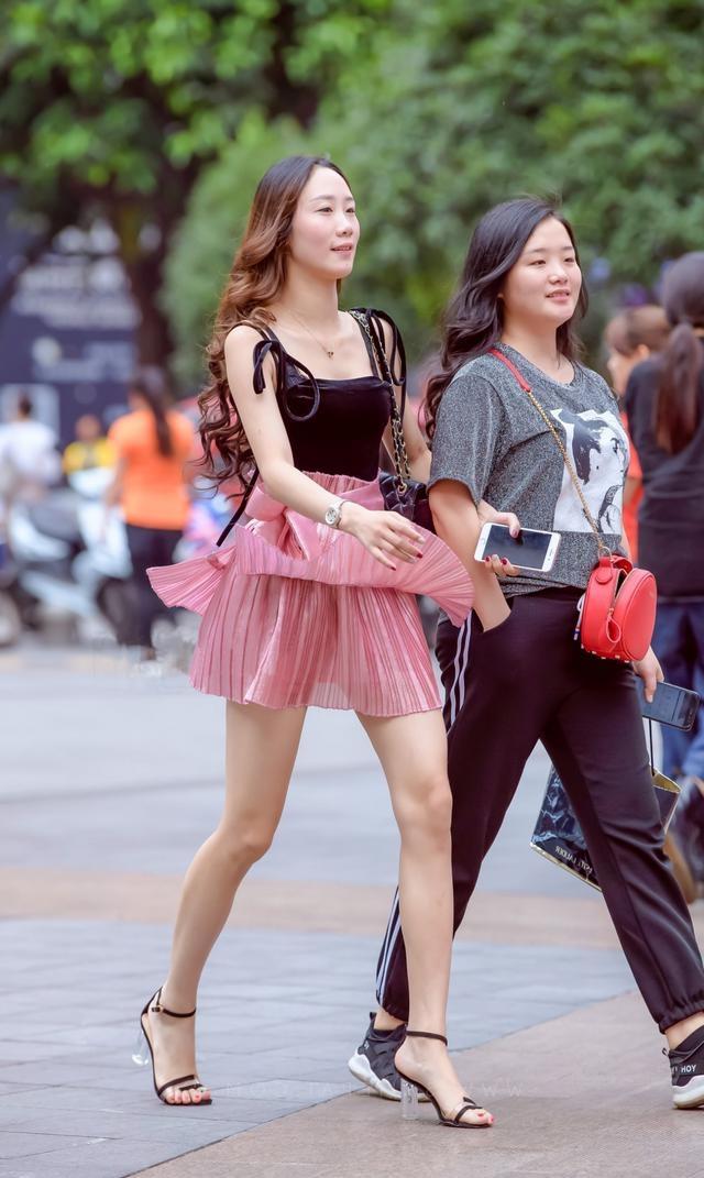 搭配一件露肩的雪纺衫,非常显高挑