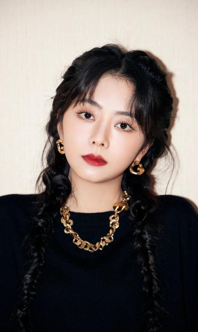 可盐可甜的谭松韵今天是酷酷的美少女