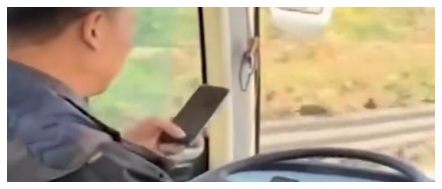 大巴司机开车玩手机被举报，面对交警竟谎称：在看导航休闲区蓝鸢梦想 - Www.slyday.coM