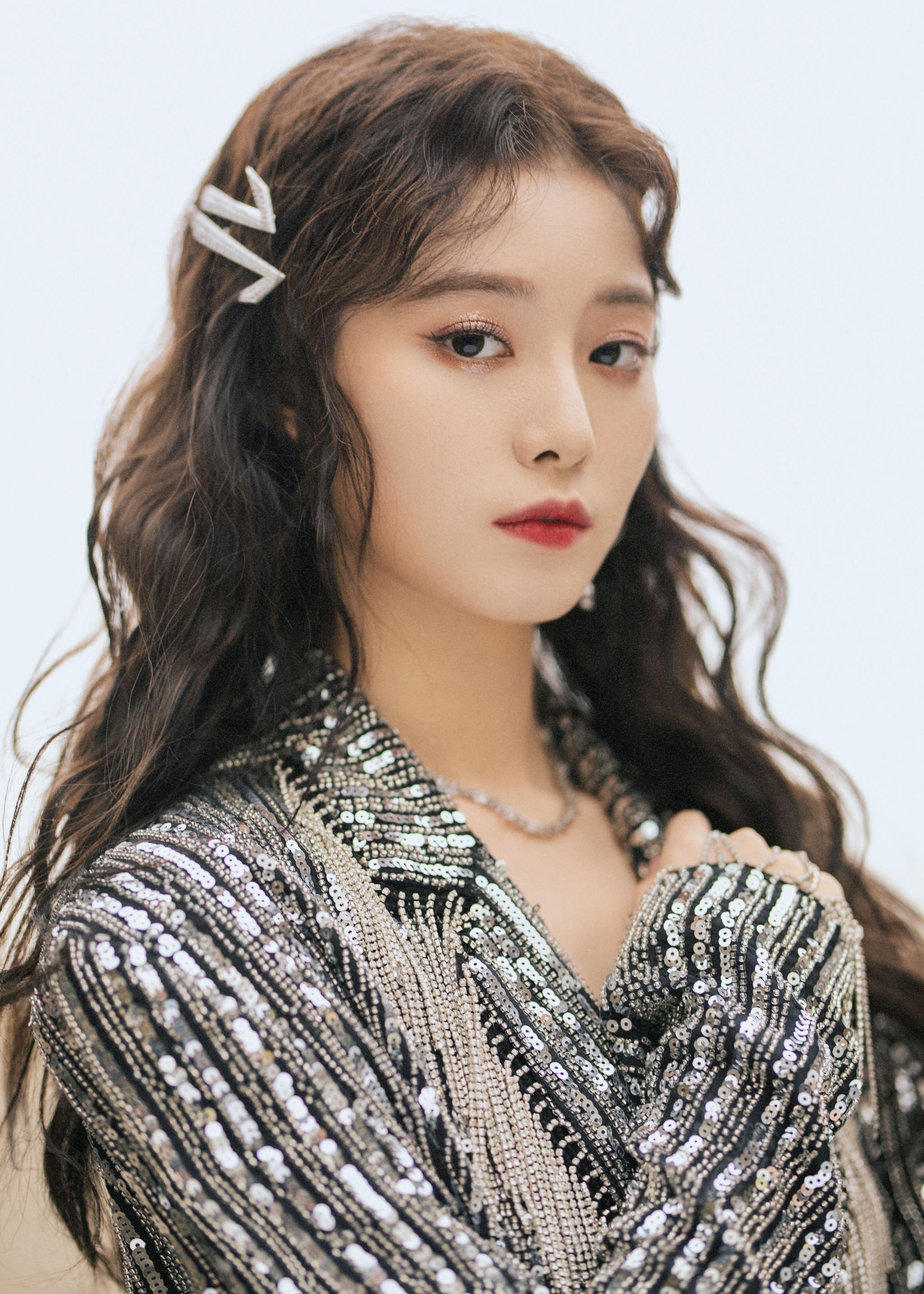 徐艺洋新歌唱跳首秀金属镭射流苏西装外套化身闪光少女