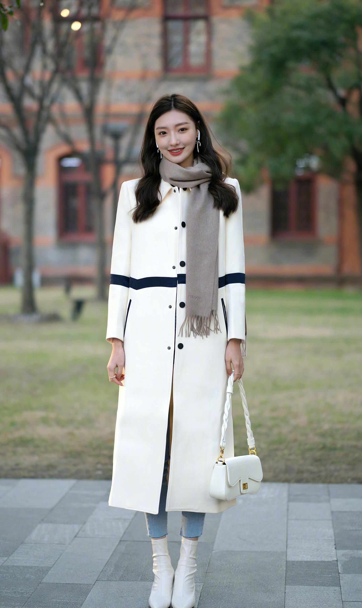 搭配冬装美女选择新颖多样的短靴时髦好看还能彰显时尚品味