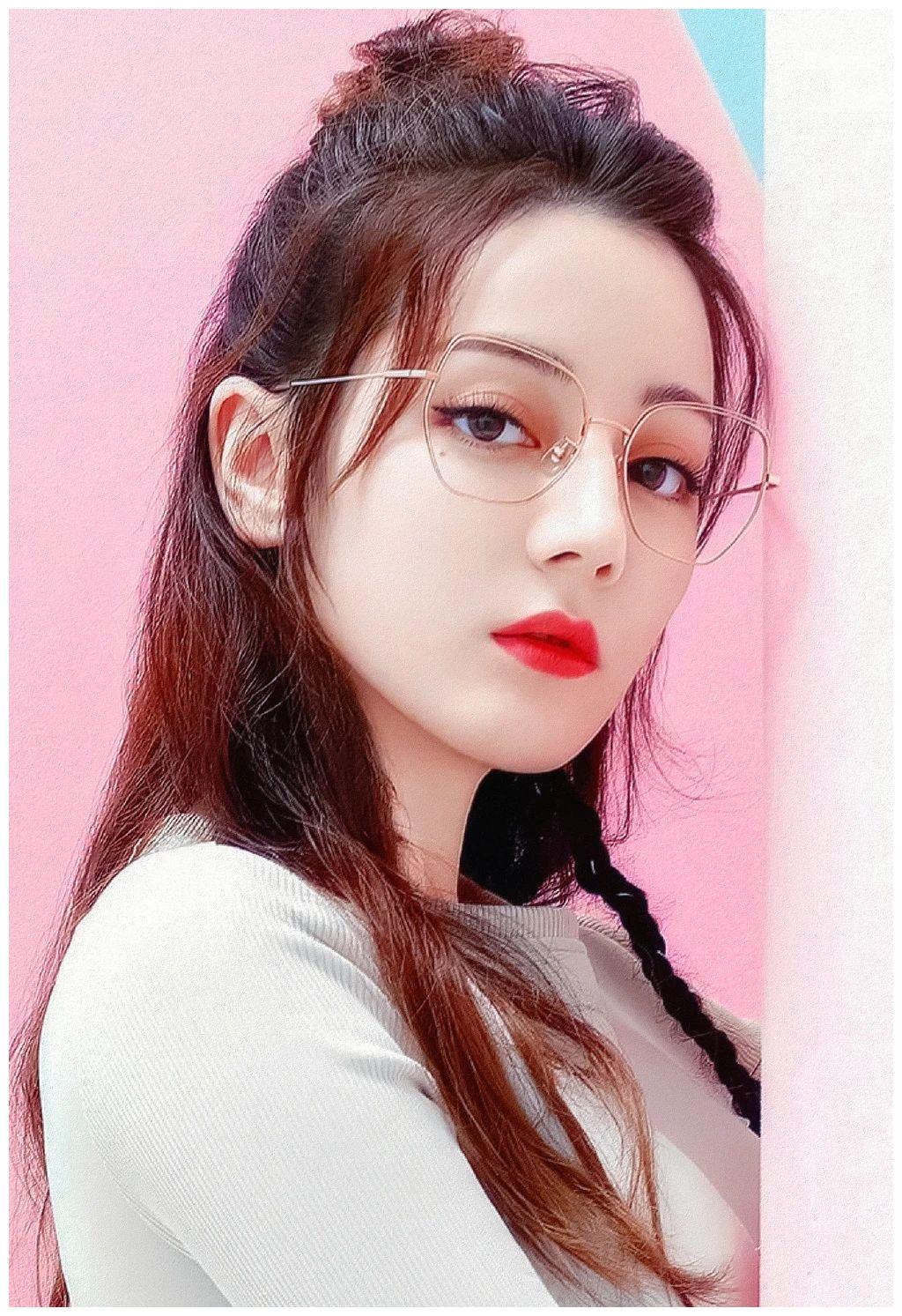 迪丽热巴壁纸同样是戴眼镜为啥热巴就可以这么美
