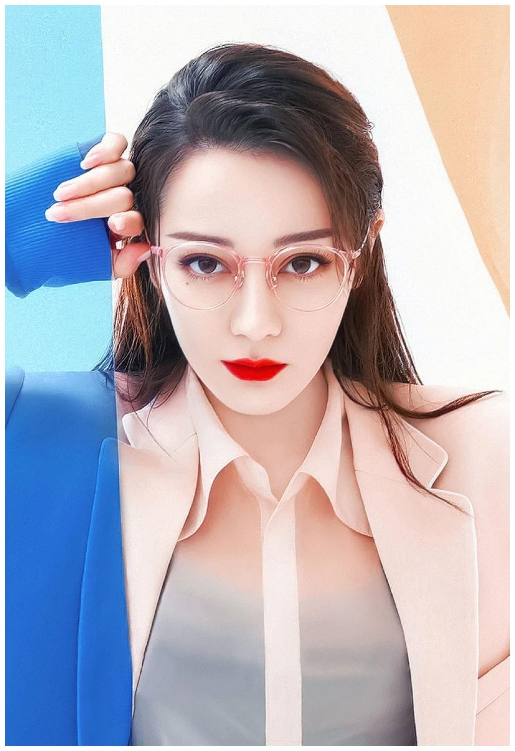 迪丽热巴壁纸同样是戴眼镜为啥热巴就可以这么美