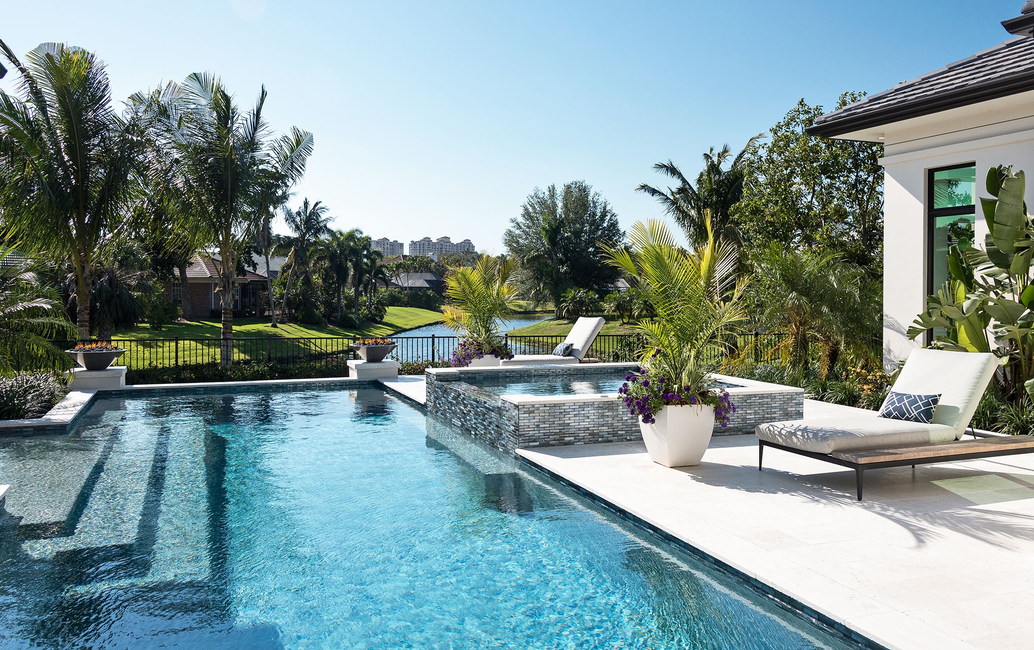 环球视野丨低调优雅,前卫成熟,佛罗里达州鹈鹕湾湖滨别墅